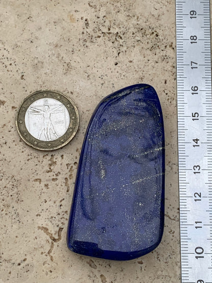 Lapis lazuli, forme libre polie de 64 x 33 x 14 mm - 60,4 grammes. Un bleu envoûtant et fascinant, pierre des pharaons !