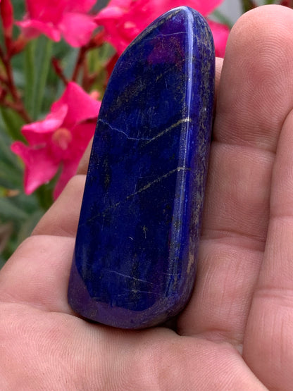 Lapis lazuli, forme libre polie de 64 x 33 x 14 mm - 60,4 grammes. Un bleu envoûtant et fascinant, pierre des pharaons !