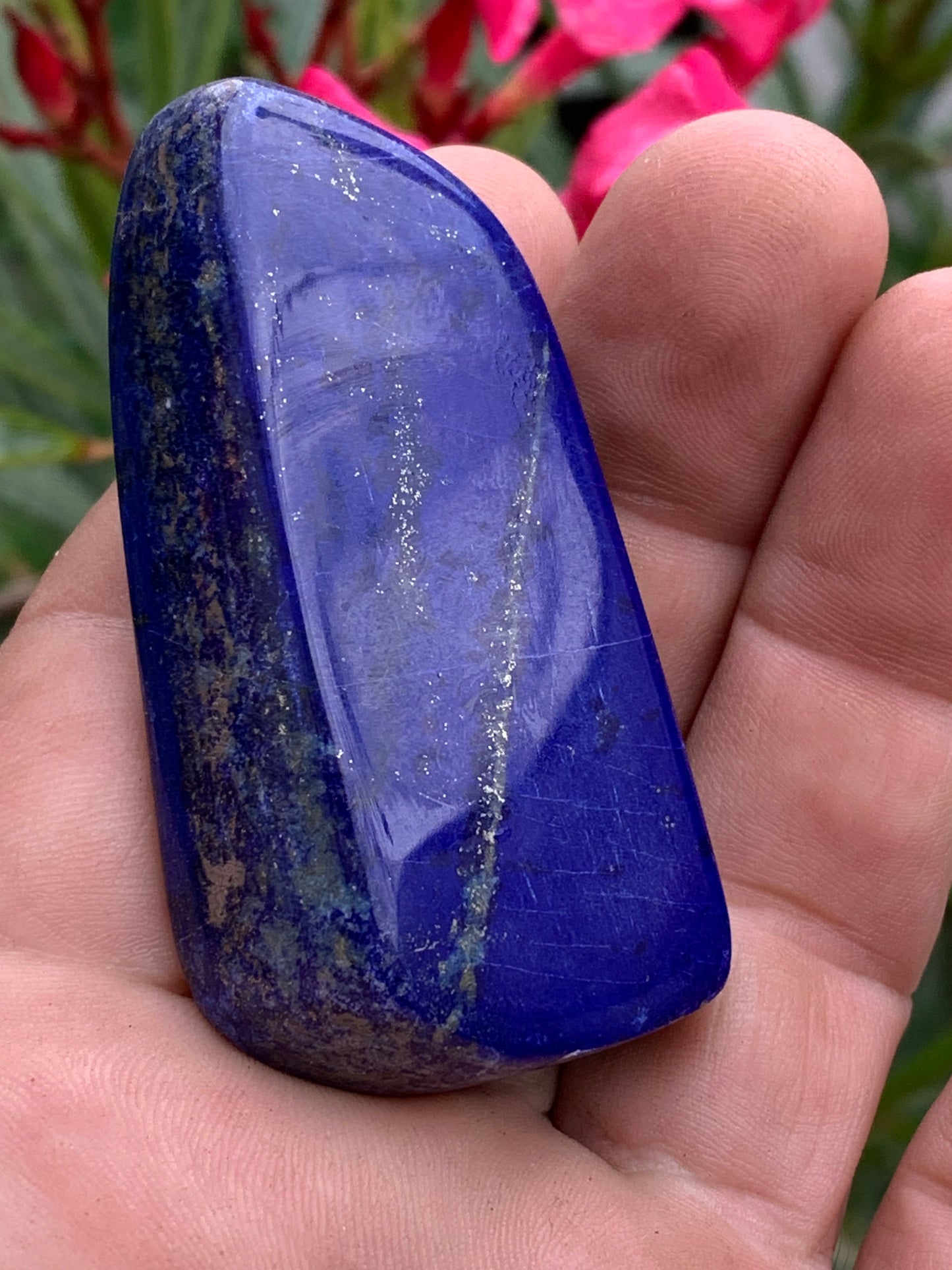 Lapis lazuli, forme libre polie de 64 x 33 x 14 mm - 60,4 grammes. Un bleu envoûtant et fascinant, pierre des pharaons !