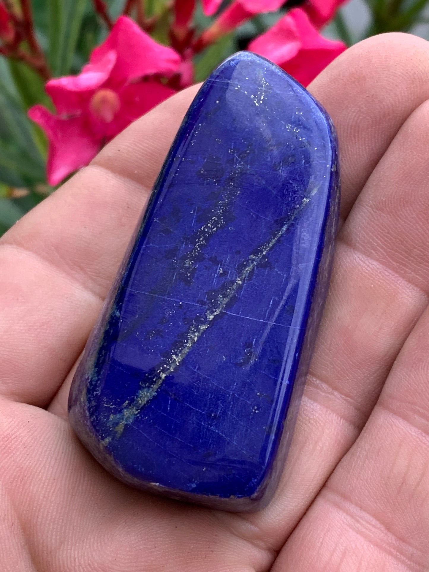 Lapis lazuli, forme libre polie de 64 x 33 x 14 mm - 60,4 grammes. Un bleu envoûtant et fascinant, pierre des pharaons !