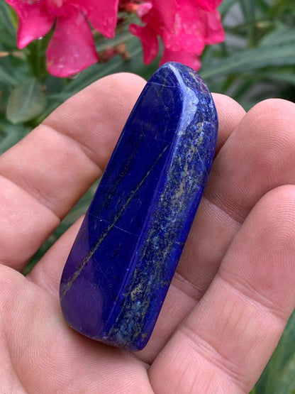 Lapis lazuli, forme libre polie de 64 x 33 x 14 mm - 60,4 grammes. Un bleu envoûtant et fascinant, pierre des pharaons !