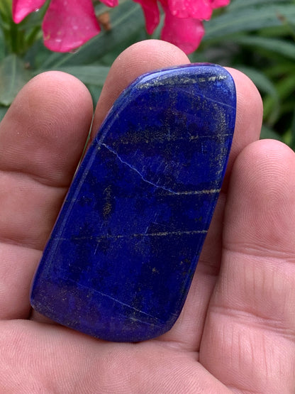 Lapis lazuli, forme libre polie de 64 x 33 x 14 mm - 60,4 grammes. Un bleu envoûtant et fascinant, pierre des pharaons !