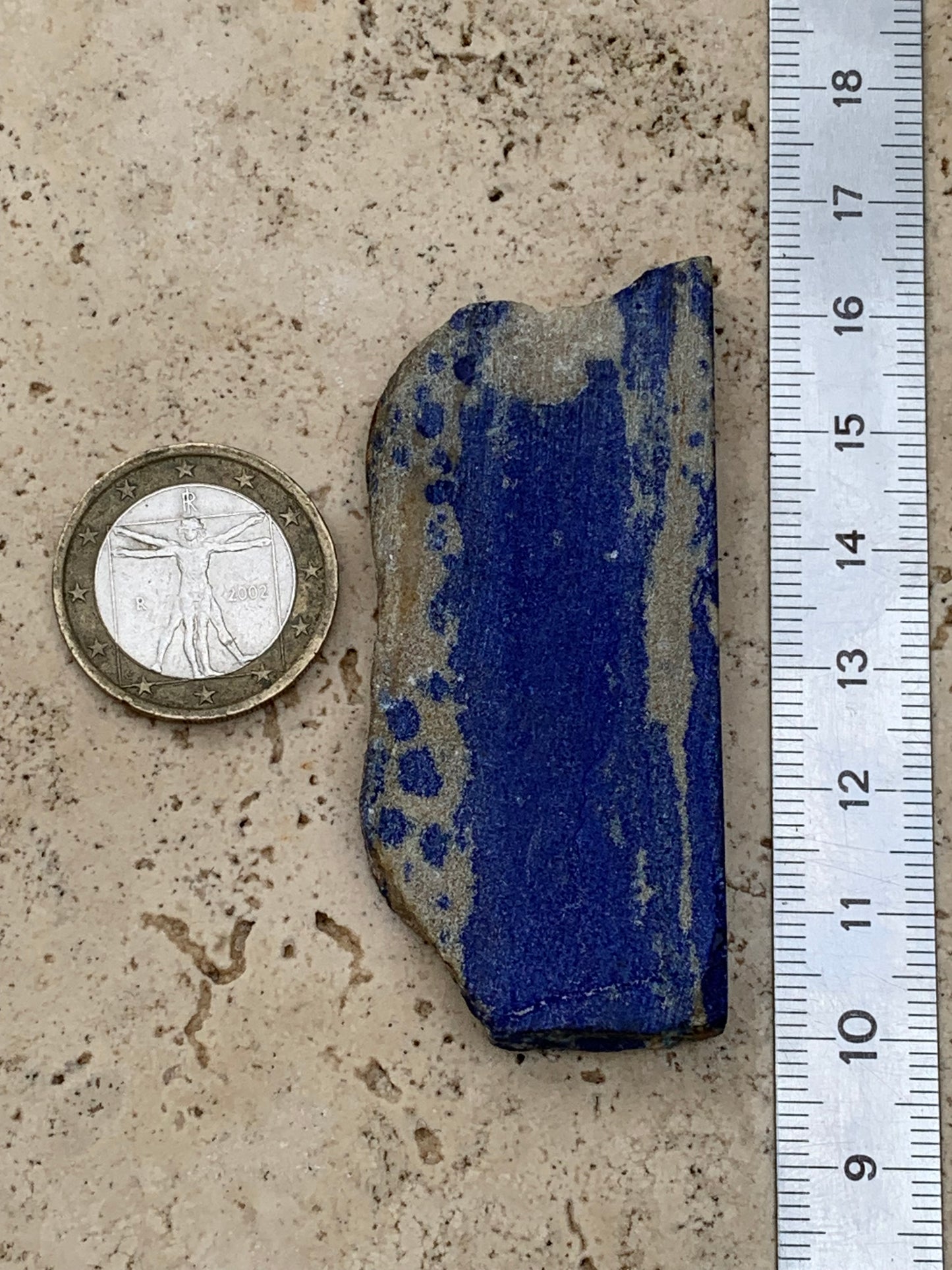 Lapis lazuli, tranche brute et natruelle de 65 x 30 x 9 mm - 33 grammes. Un bleu envoûtant et fascinant, pierre des pharaons !