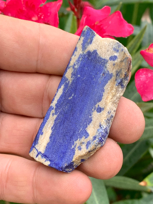 Lapis lazuli, tranche brute et natruelle de 65 x 30 x 9 mm - 33 grammes. Un bleu envoûtant et fascinant, pierre des pharaons !