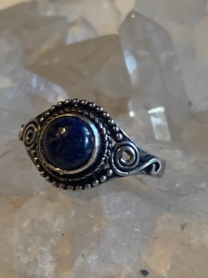 Bague en lapis lazuli, en laiton couleur Argent. Superbe pierre au bleu pharaon ! Réglable de la taille 54 à 60 Fr.