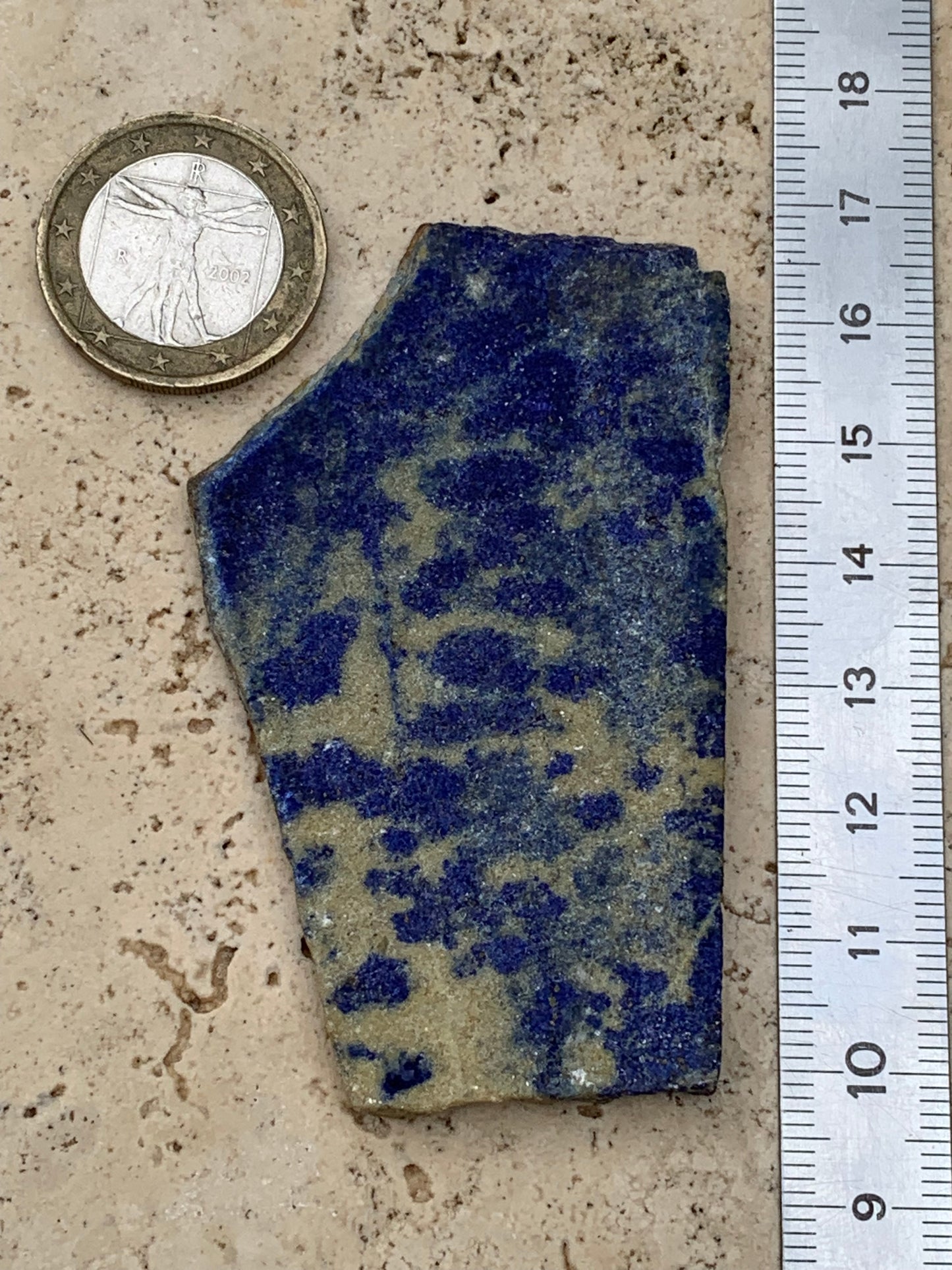 Lapis lazuli,  tranche brute et natruelle de 70 x 42 x 5 mm - 29,5 grammes. Un bleu envoûtant et fascinant, pierre des pharaons !