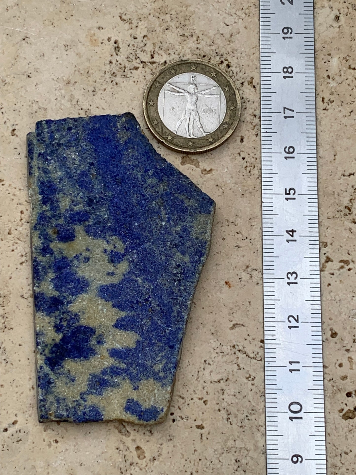 Lapis lazuli,  tranche brute et natruelle de 70 x 42 x 5 mm - 29,5 grammes. Un bleu envoûtant et fascinant, pierre des pharaons !