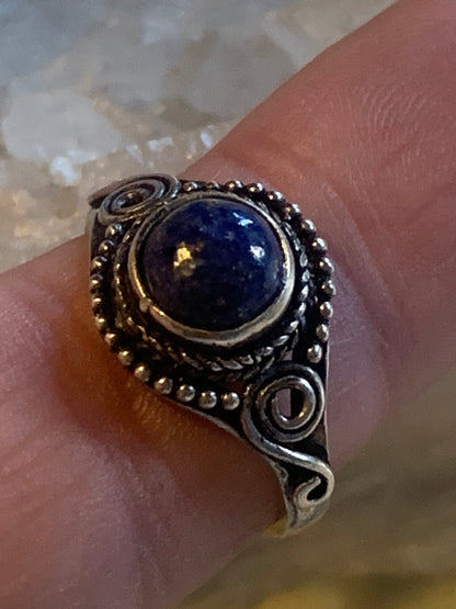Bague en lapis lazuli, en laiton couleur Argent. Superbe pierre au bleu pharaon ! Réglable de la taille 54 à 60 Fr.