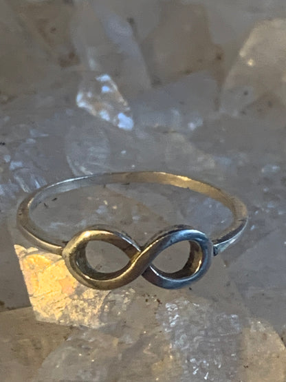 Bague avec symbole 'infini'. Fait en Argent 0.925. Superbe petite pièce fine et élégante ! Taille 56