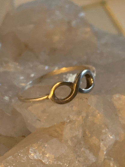 Bague avec symbole 'infini'. Fait en Argent 0.925. Superbe petite pièce fine et élégante ! Taille 56