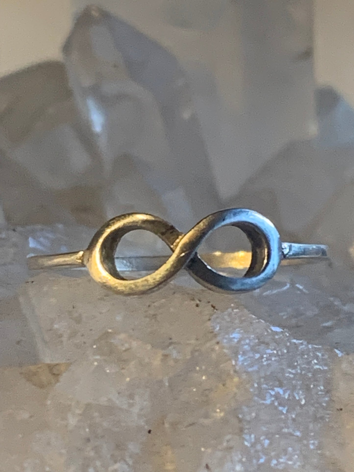Bague avec symbole 'infini'. Fait en Argent 0.925. Superbe petite pièce fine et élégante ! Taille 56
