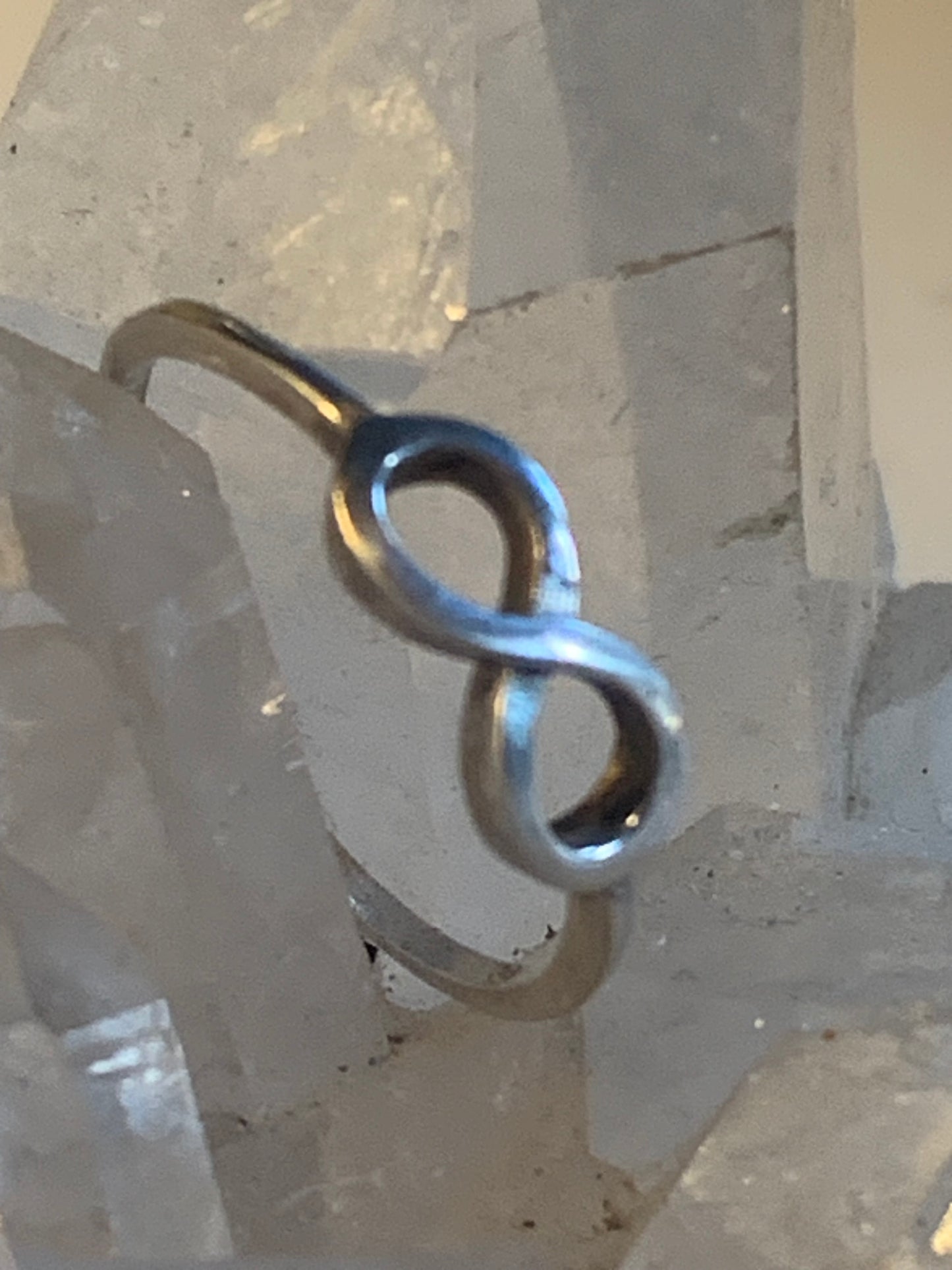 Bague avec symbole 'infini'. Fait en Argent 0.925. Superbe petite pièce fine et élégante ! Taille 56