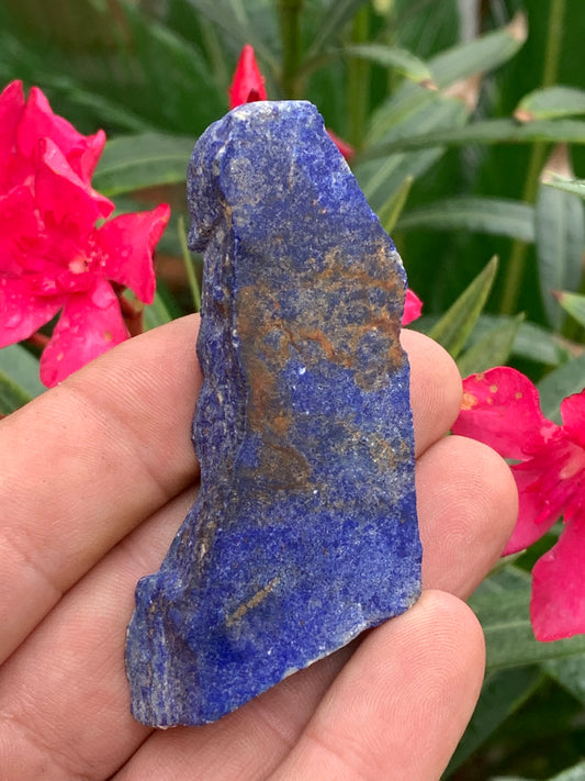 Lapis lazuli, tranche brute et natruelle de 77 x 40 x 15 mm - 58,3 grammes. Un bleu envoûtant et fascinant, pierre des pharaons !