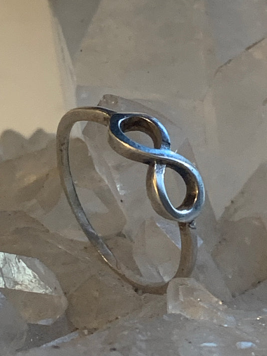 Bague avec symbole 'infini'. Fait en Argent 0.925. Superbe petite pièce fine et élégante ! Taille 56