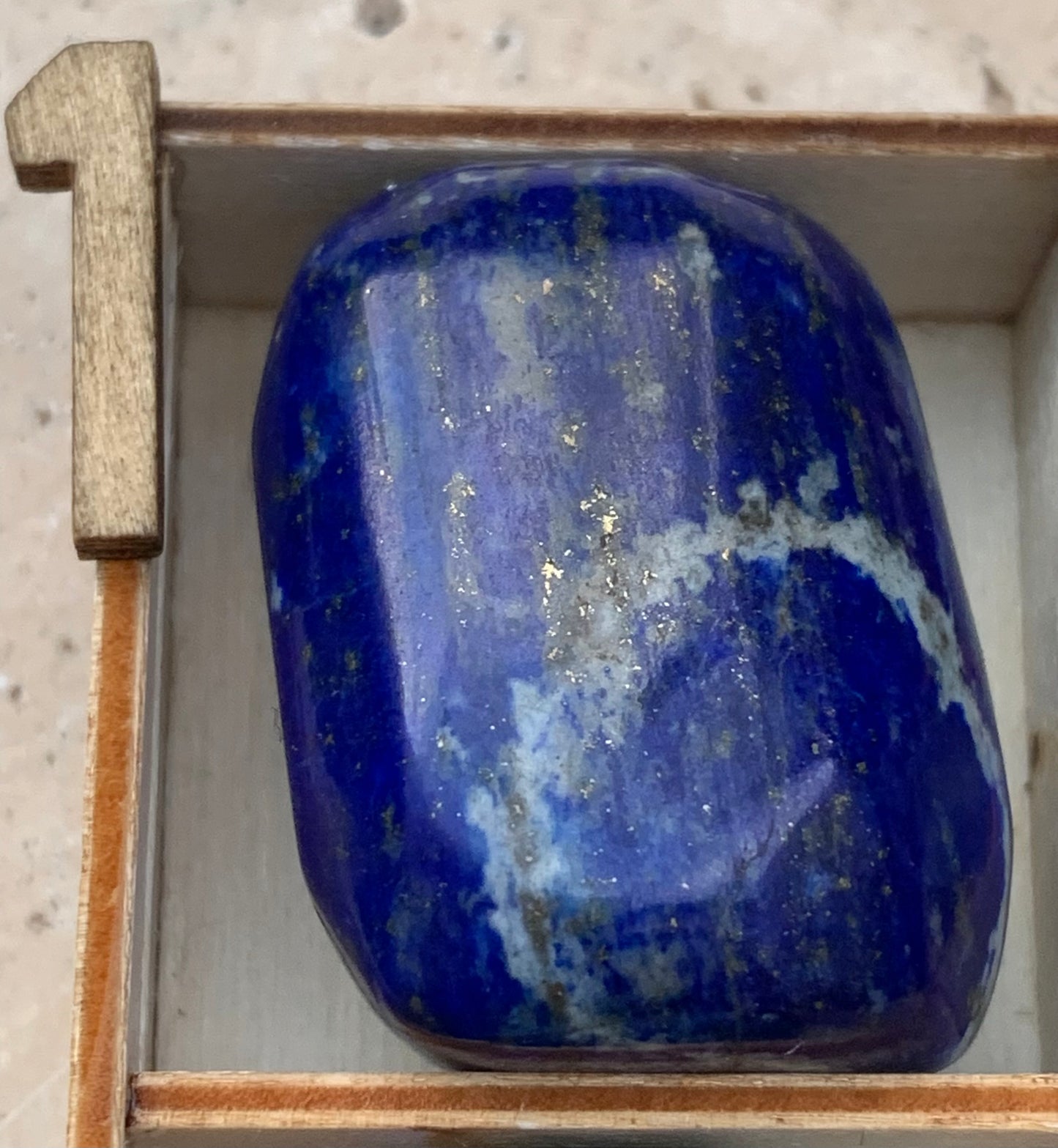 Lapis lazuli, pierres roulées de 30 x 20 x 15 mm - 20 grammes environ. Un bleu envoûtant et fascinant, pierre des pharaons !