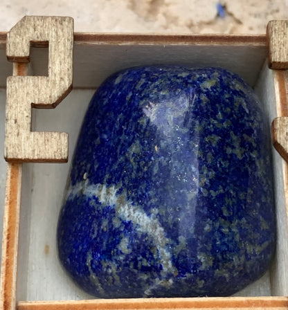 Lapis lazuli, pierres roulées de 30 x 20 x 15 mm - 20 grammes environ. Un bleu envoûtant et fascinant, pierre des pharaons !