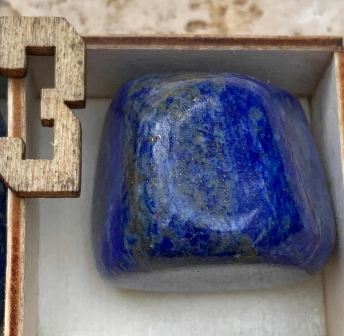 Lapis lazuli, pierres roulées de 30 x 20 x 15 mm - 20 grammes environ. Un bleu envoûtant et fascinant, pierre des pharaons !