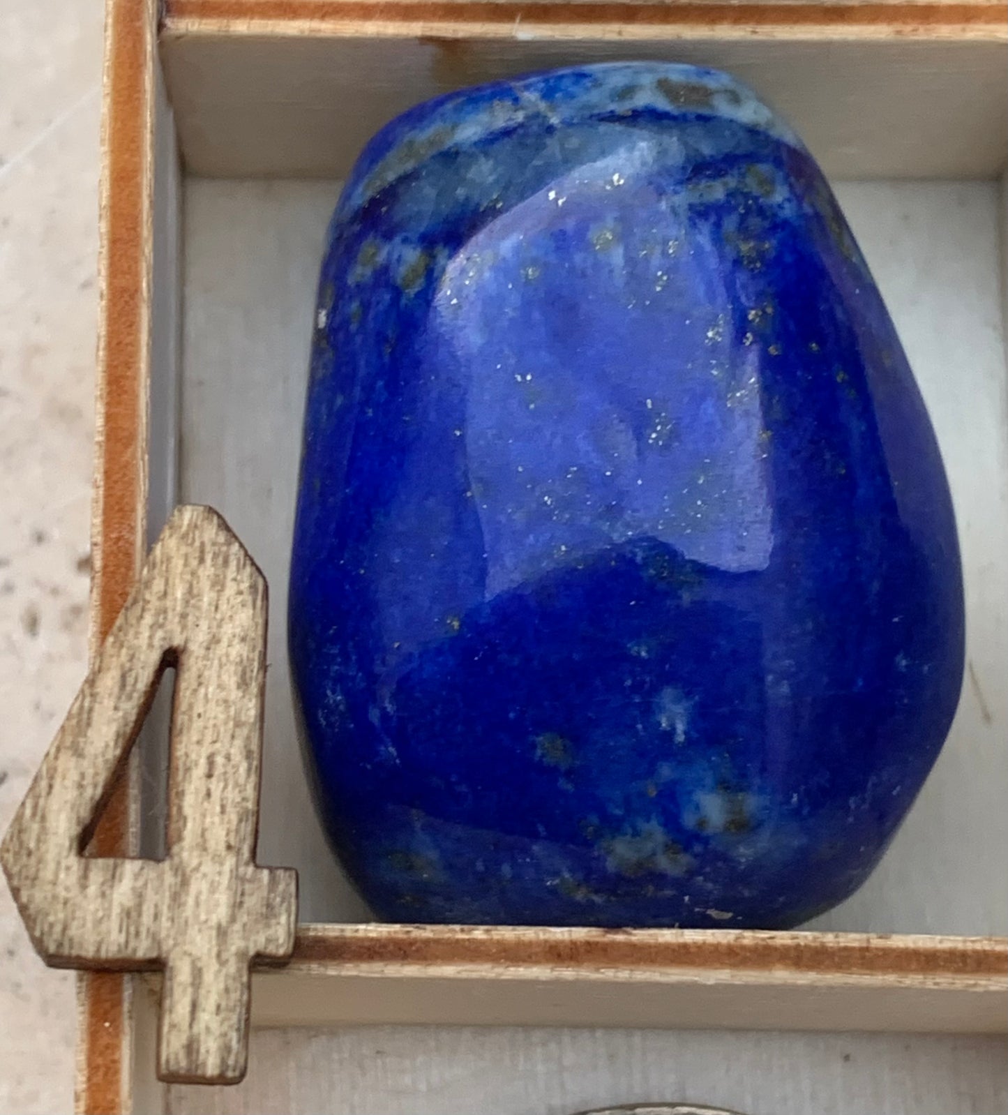 Lapis lazuli, pierres roulées de 30 x 20 x 15 mm - 20 grammes environ. Un bleu envoûtant et fascinant, pierre des pharaons !
