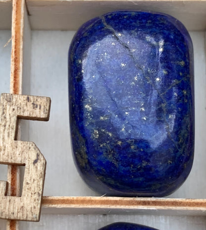 Lapis lazuli, pierres roulées de 30 x 20 x 15 mm - 20 grammes environ. Un bleu envoûtant et fascinant, pierre des pharaons !