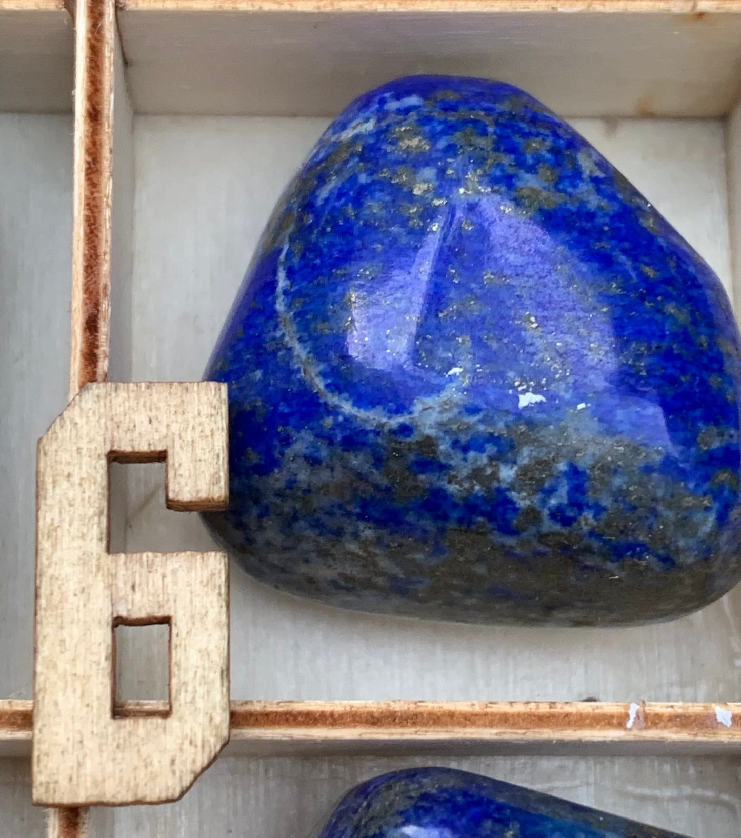Lapis lazuli, pierres roulées de 30 x 20 x 15 mm - 20 grammes environ. Un bleu envoûtant et fascinant, pierre des pharaons !
