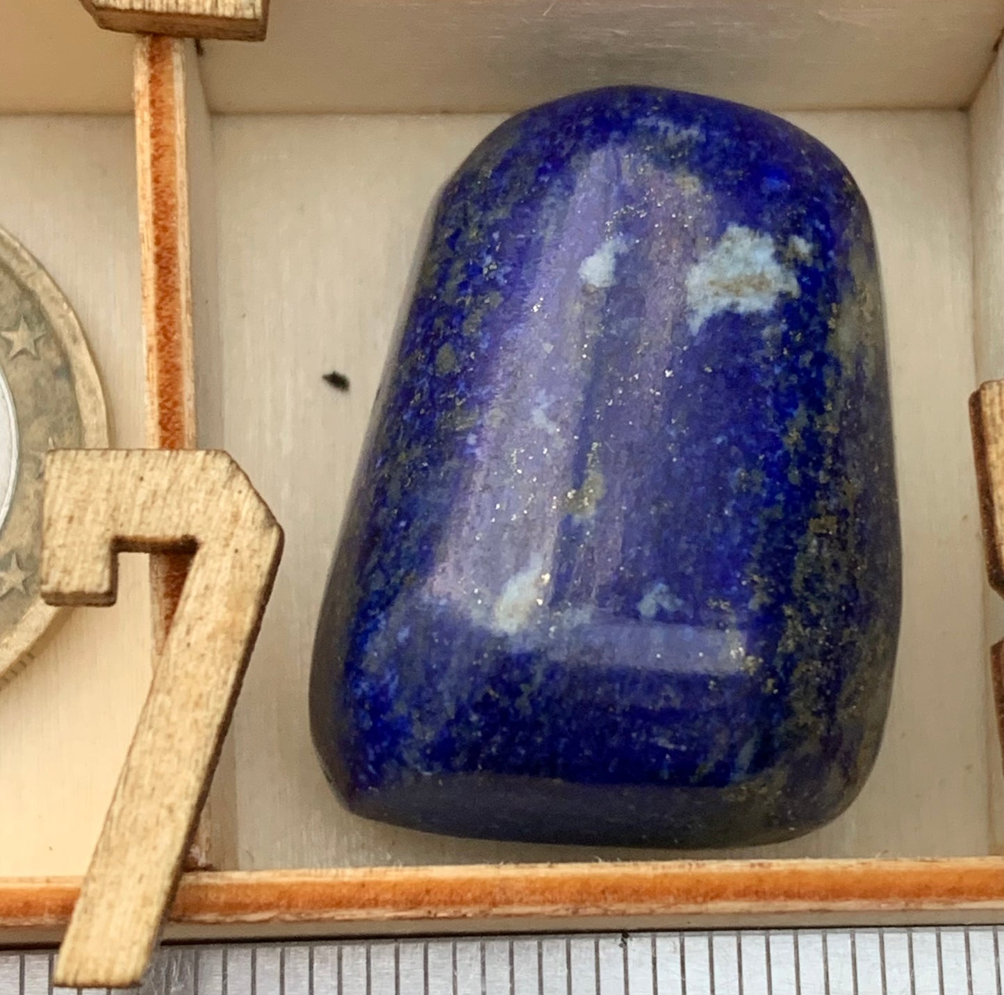 Lapis lazuli, pierres roulées de 30 x 20 x 15 mm - 20 grammes environ. Un bleu envoûtant et fascinant, pierre des pharaons !