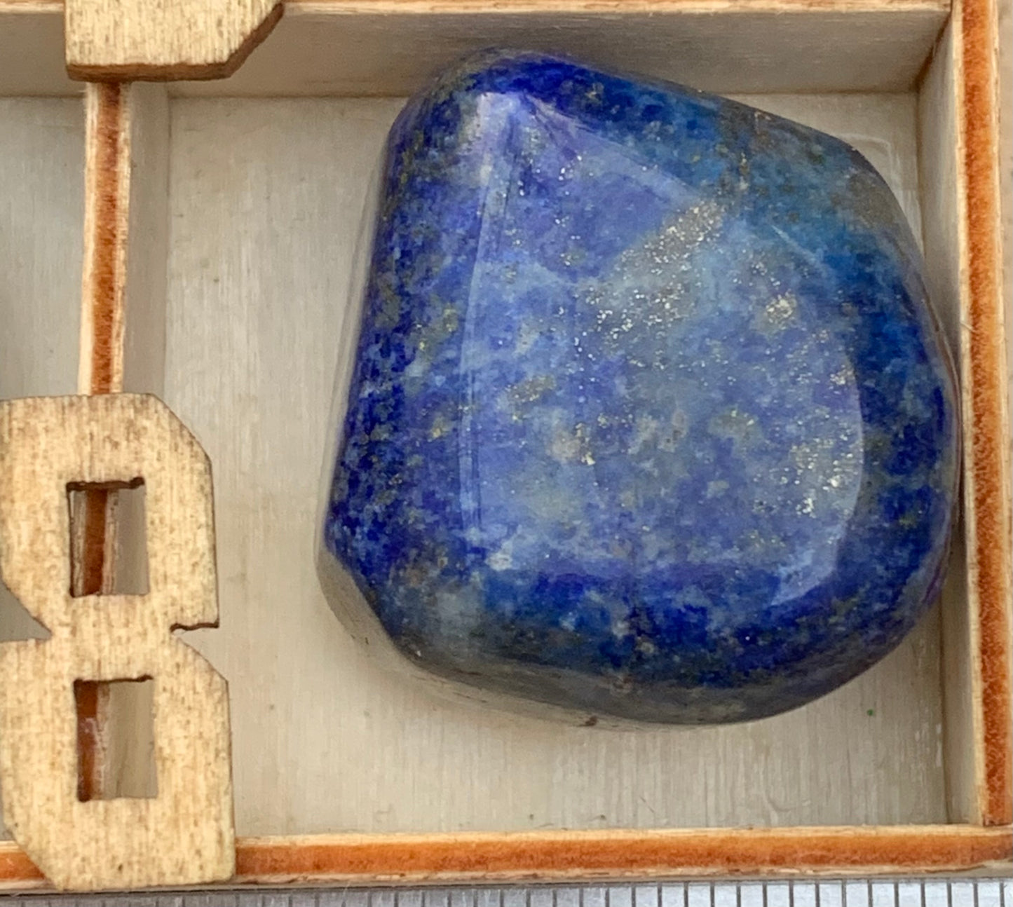 Lapis lazuli, pierres roulées de 30 x 20 x 15 mm - 20 grammes environ. Un bleu envoûtant et fascinant, pierre des pharaons !