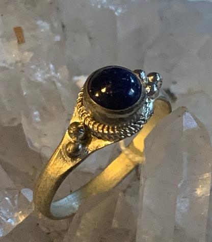 Bague en lapis lazuli, en laiton couleur Argent. Superbe pierre au bleu pharaon ! Réglable de la taille 56 Fr.