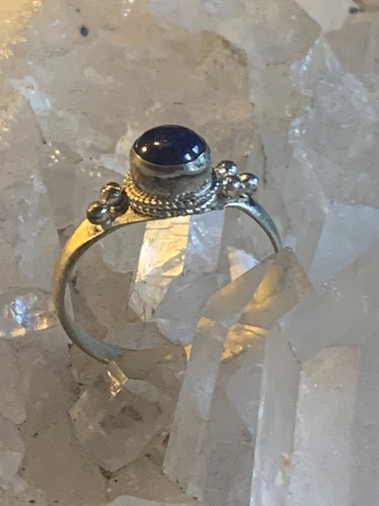 Bague en lapis lazuli, en laiton couleur Argent. Superbe pierre au bleu pharaon ! Réglable de la taille 56 Fr.