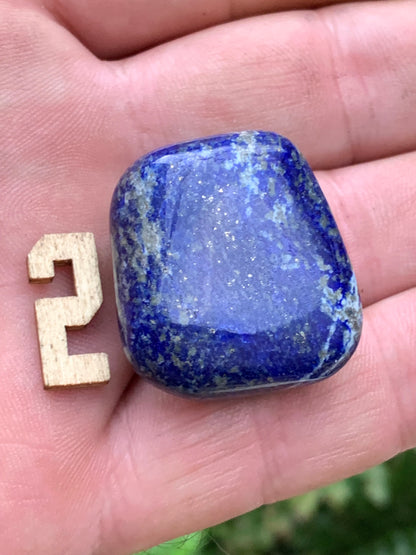 Lapis lazuli, pierres roulées de 30 x 20 x 15 mm - 20 grammes environ. Un bleu envoûtant et fascinant, pierre des pharaons !