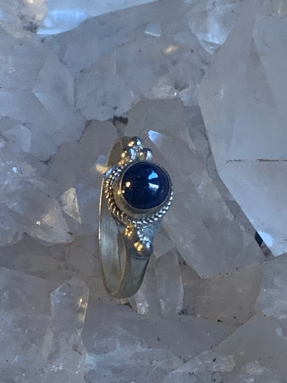 Bague en lapis lazuli, en laiton couleur Argent. Superbe pierre au bleu pharaon ! Réglable de la taille 56 Fr.