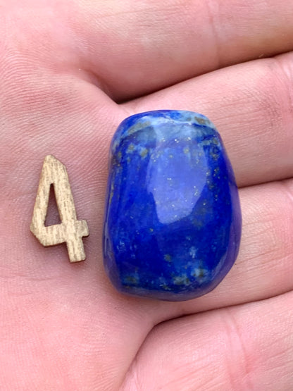 Lapis lazuli, pierres roulées de 30 x 20 x 15 mm - 20 grammes environ. Un bleu envoûtant et fascinant, pierre des pharaons !