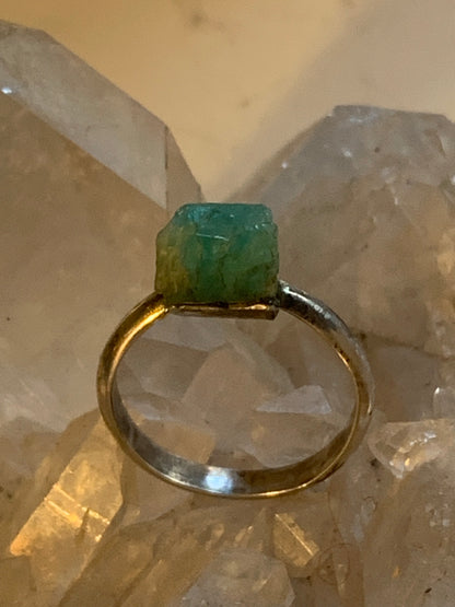 Bague en Emeraude fabriqué en Argent 0.925. Pierre brute en provenance de Colombie, les plus belles du monde ! Réglable de la taille 56 Fr.