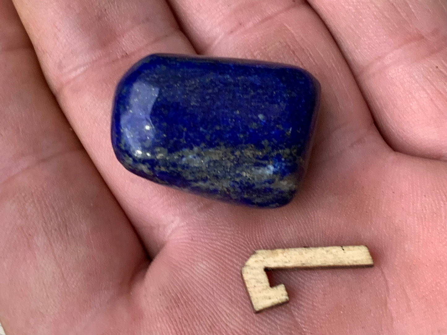 Lapis lazuli, pierres roulées de 30 x 20 x 15 mm - 20 grammes environ. Un bleu envoûtant et fascinant, pierre des pharaons !