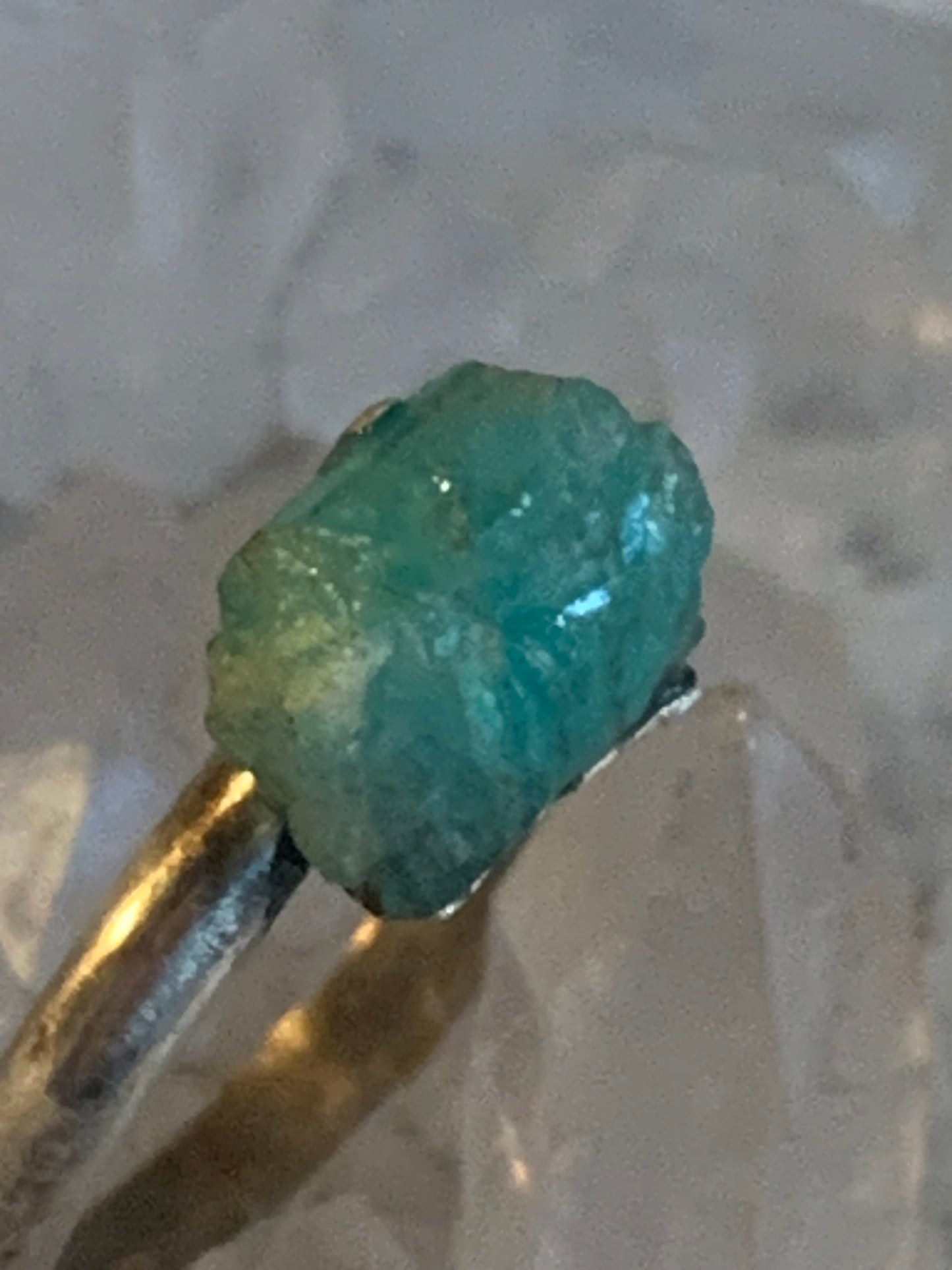 Bague en Emeraude fabriqué en Argent 0.925. Pierre brute en provenance de Colombie, les plus belles du monde ! Réglable de la taille 56 Fr.