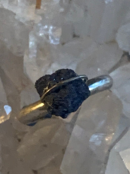 Bague en Azurite, en Argent 0.925. Superbe pierre brute à l'origine du lapis lazuli ! Réglable de la taille 53 à 60 Fr.