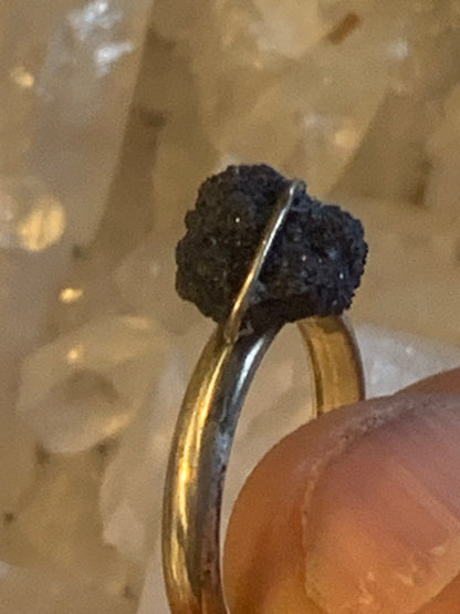 Bague en Azurite, en Argent 0.925. Superbe pierre brute à l'origine du lapis lazuli ! Réglable de la taille 53 à 60 Fr.