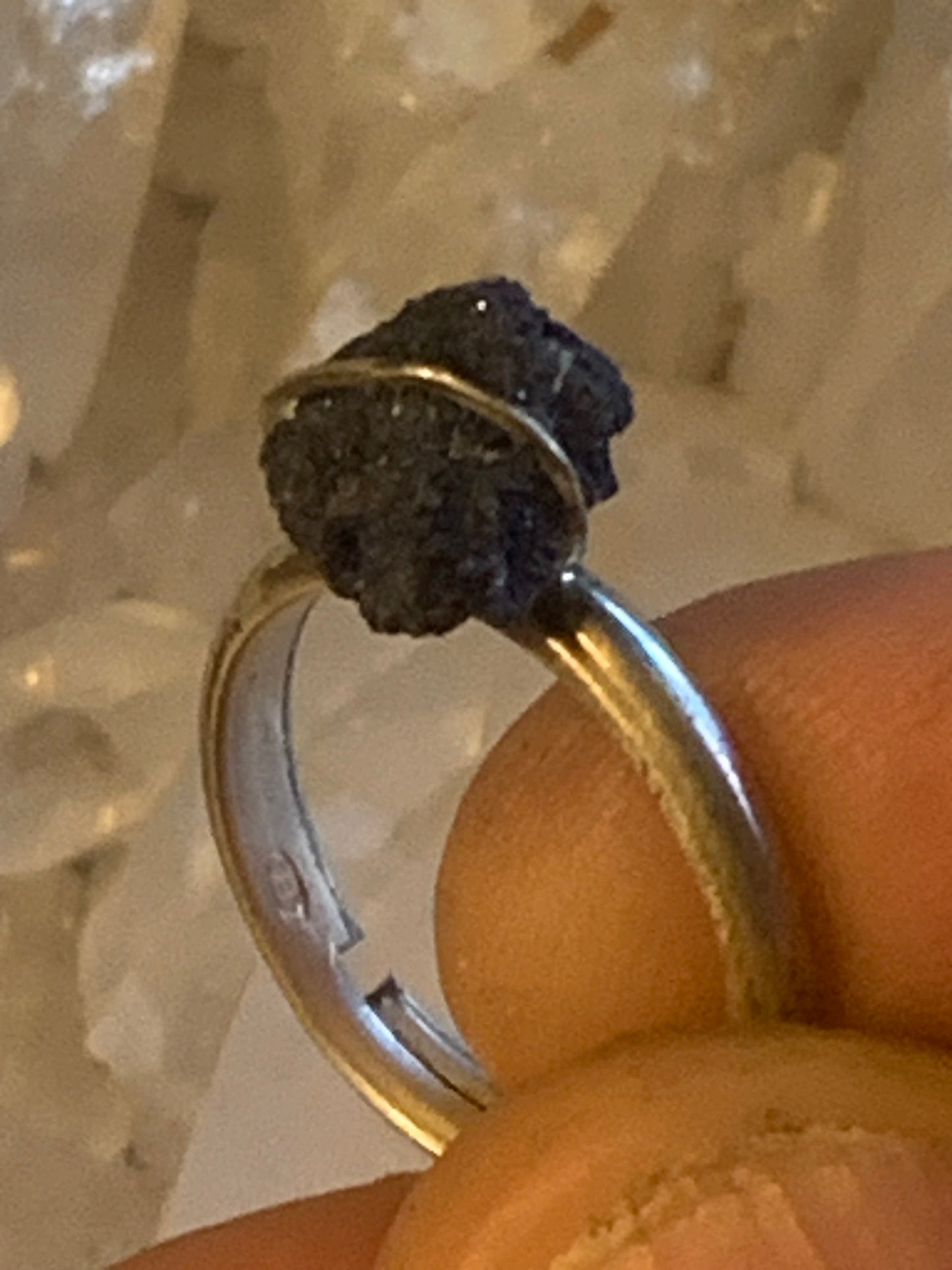 Bague en Azurite, en Argent 0.925. Superbe pierre brute à l'origine du lapis lazuli ! Réglable de la taille 53 à 60 Fr.