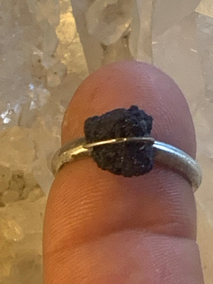 Bague en Azurite, en Argent 0.925. Superbe pierre brute à l'origine du lapis lazuli ! Réglable de la taille 53 à 60 Fr.