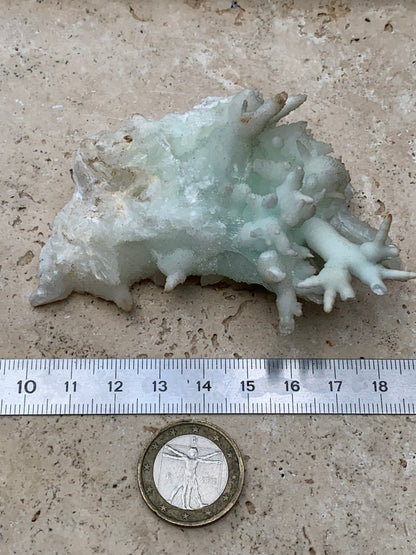 Aragonite verte de France, magnifique spécimen de 86 x 62 x 42 mm - 103,3 grammes. Des formes rares et uniques, une couleur superbe !