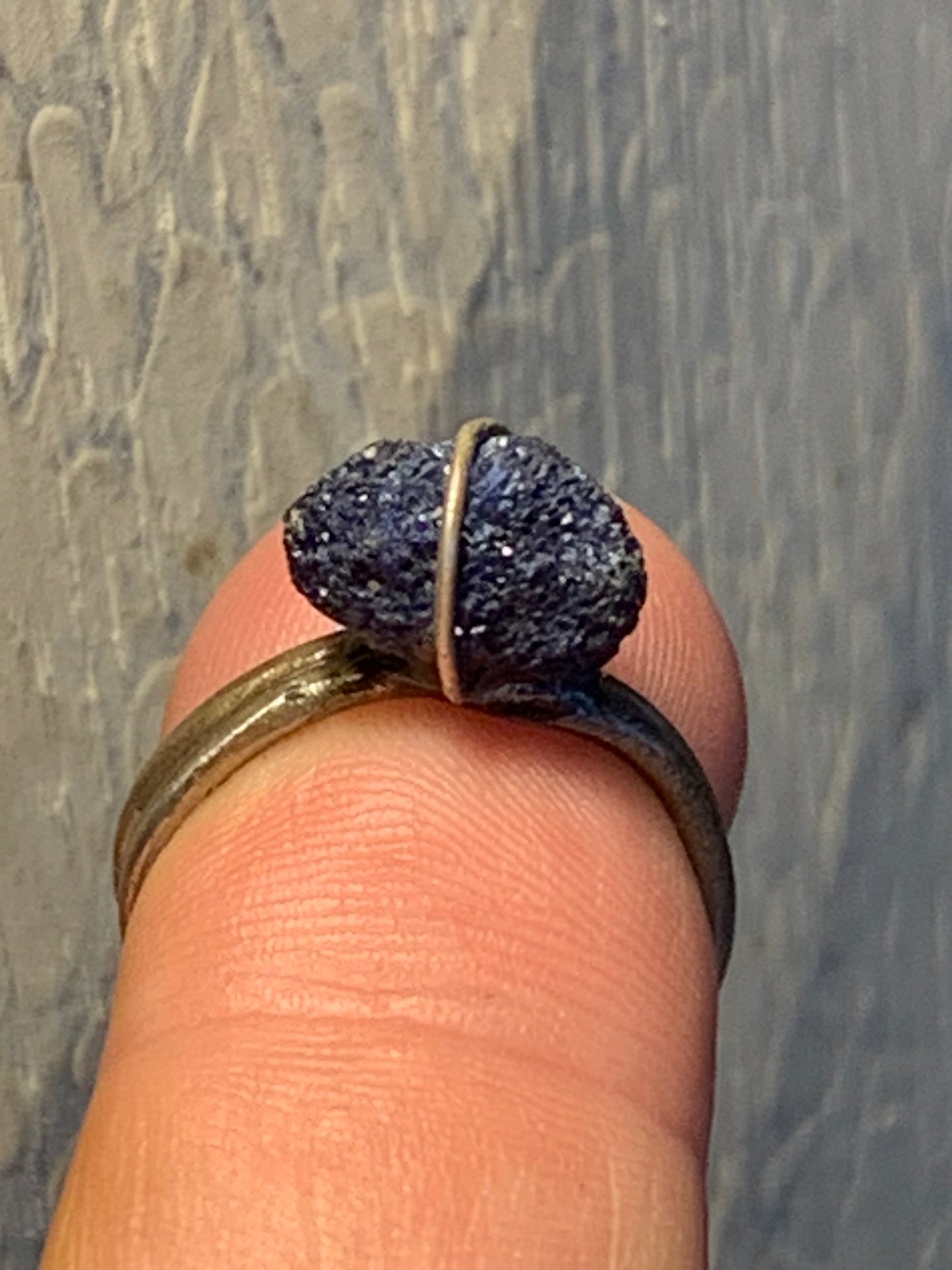 Bague en Azurite, en Argent 0.925. Superbe pierre brute à l'origine du lapis lazuli ! Réglable de la taille 53 à 60 Fr.