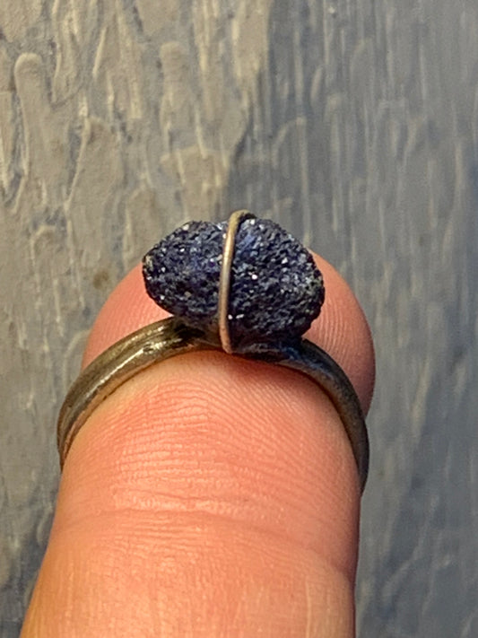 Bague en Azurite, en Argent 0.925. Superbe pierre brute à l'origine du lapis lazuli ! Réglable de la taille 53 à 60 Fr.