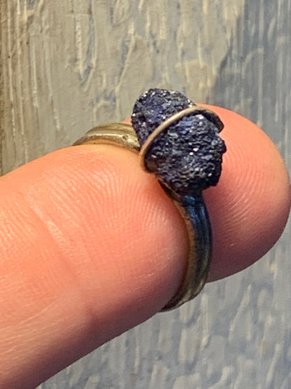 Bague en Azurite, en Argent 0.925. Superbe pierre brute à l'origine du lapis lazuli ! Réglable de la taille 53 à 60 Fr.