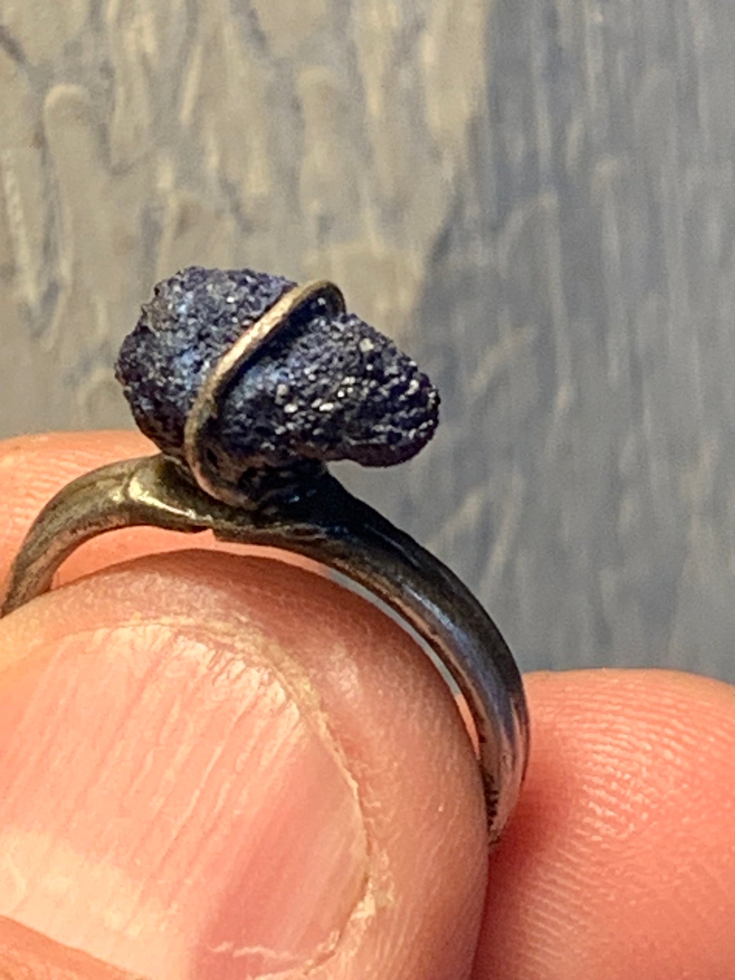 Bague en Azurite, en Argent 0.925. Superbe pierre brute à l'origine du lapis lazuli ! Réglable de la taille 53 à 60 Fr.