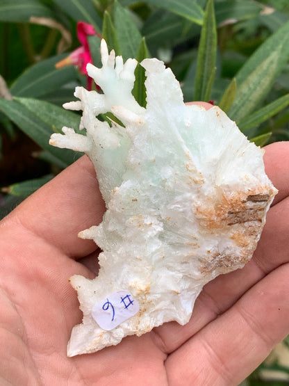 Aragonite verte de France, magnifique spécimen de 86 x 62 x 42 mm - 103,3 grammes. Des formes rares et uniques, une couleur superbe !