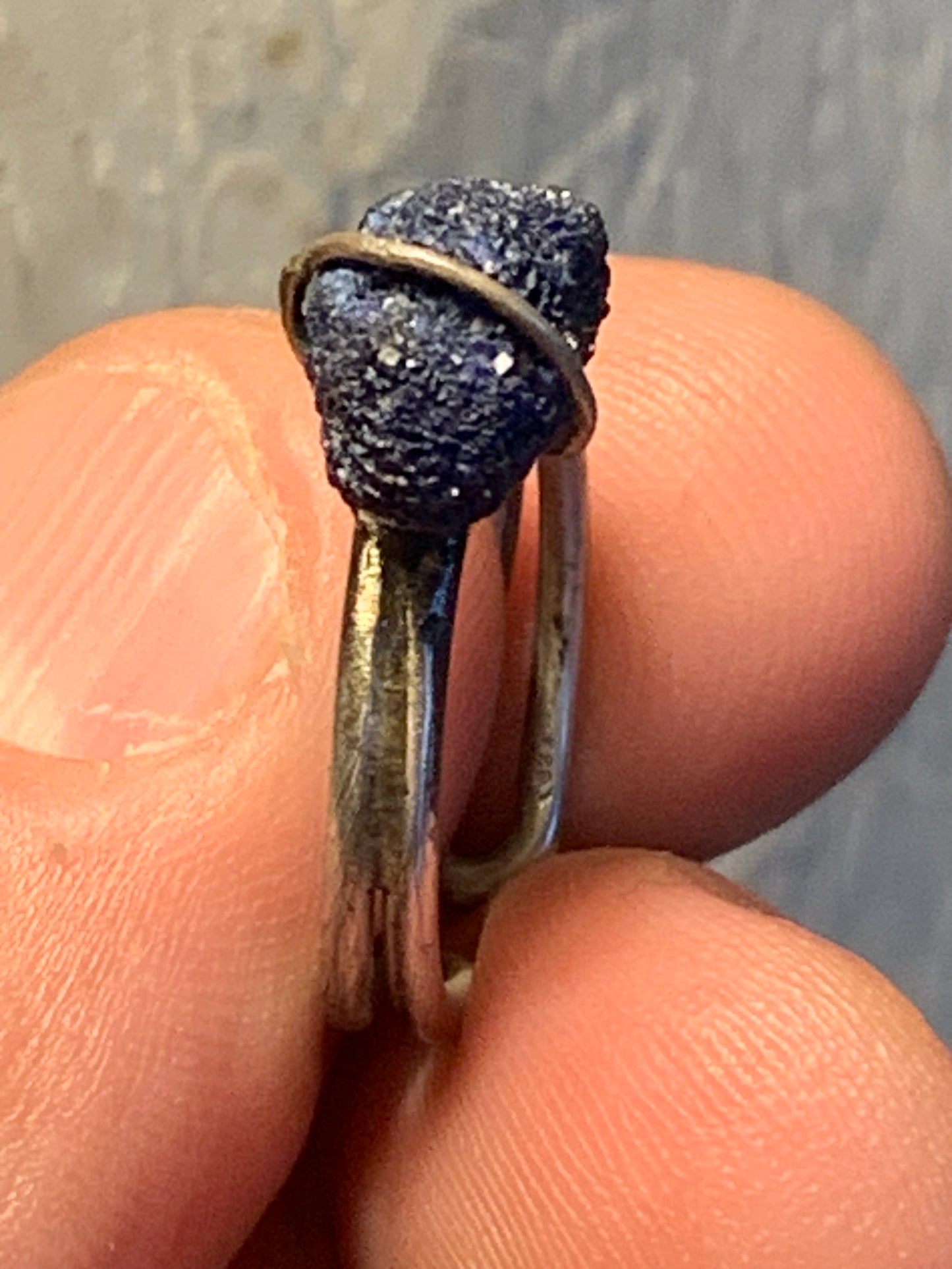 Bague en Azurite, en Argent 0.925. Superbe pierre brute à l'origine du lapis lazuli ! Réglable de la taille 53 à 60 Fr.
