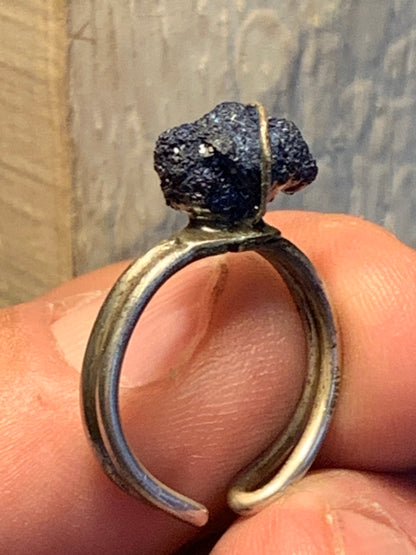 Bague en Azurite, en Argent 0.925. Superbe pierre brute à l'origine du lapis lazuli ! Réglable de la taille 53 à 60 Fr.