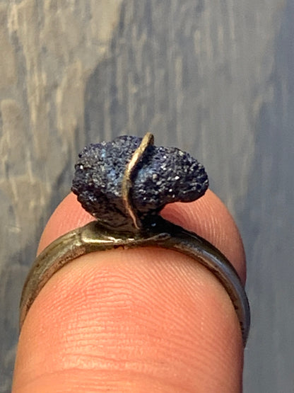 Bague en Azurite, en Argent 0.925. Superbe pierre brute à l'origine du lapis lazuli ! Réglable de la taille 53 à 60 Fr.
