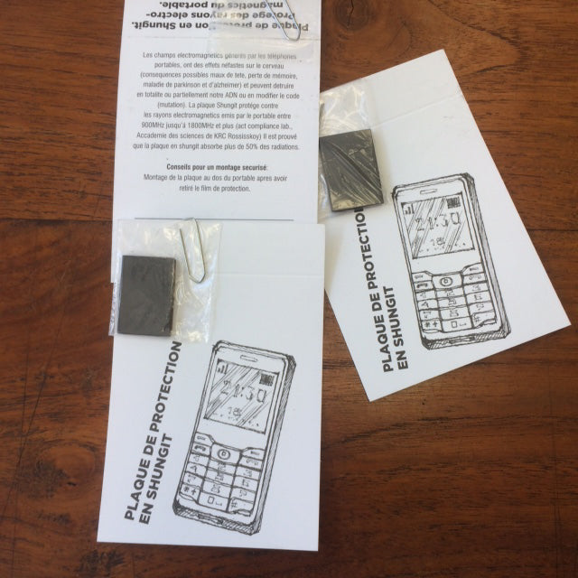 Plaques adhésives en Shungite – Protection anti-ondes pour téléphone, ordinateur et tous vos appareils électroniques. Dimensions : 26 × 15 × 3 mm. Atténuez facilement les effets des ondes au quotidien !