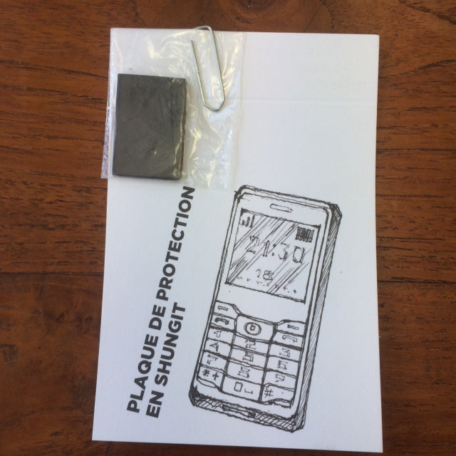 Plaques adhésives en Shungite – Protection anti-ondes pour téléphone, ordinateur et tous vos appareils électroniques. Dimensions : 26 × 15 × 3 mm. Atténuez facilement les effets des ondes au quotidien !