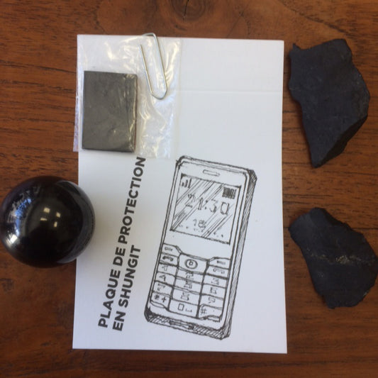 Plaques adhésives en Shungite – Protection anti-ondes pour téléphone, ordinateur et tous vos appareils électroniques. Dimensions : 26 × 15 × 3 mm. Atténuez facilement les effets des ondes au quotidien !